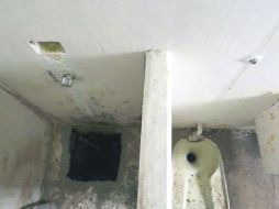 Fuga. Imagen de la celda número 20 del Altiplano por donde escapó “El Chapo” mediante un hoyo en el área de la regadera (izquierda). AFP /