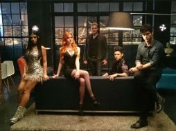 'Shadowhunters' tiene como protagonistas a Katherine McNamara  y Dominic Sherwood. TWITTER / @ShadowhuntersTV