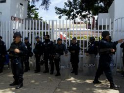 Elementos de la Policía Federal resguardan las instalaciones del Instituto Estatal de Educación Pública de Oaxaca. SUN /