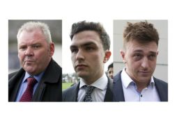 Richard Barklie (i), William Simpson (c), Joshua Parsons (d) son tres de los cuatro hinchas acusados de racismo. AFP / J. Tallis