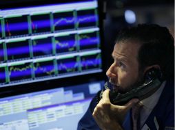 La bolsa de valores neoyorkina inicia su jornada a la baja, atenta a los reportes de bienes raíces y las reformas en Grecia. AP / S. Wenig
