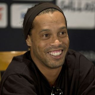 Ronaldinho regresa a México y esquiva críticas