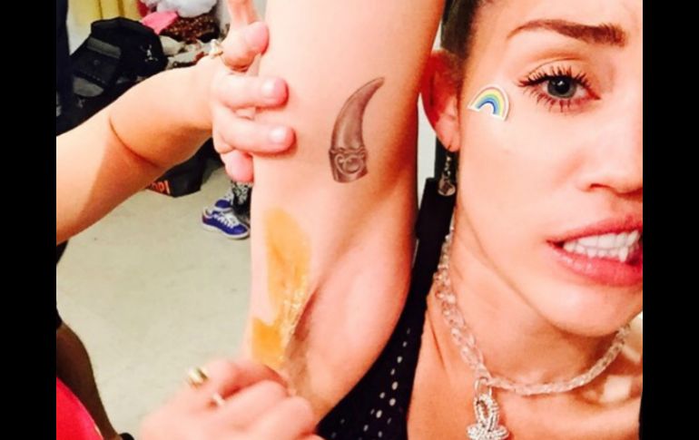 La joven defendió su decisión de mantener su vello axilar, pero al parecer cambió de opinión y decidió depilarse. INSTAGRAM / mileycyrus