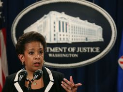 En conferencia de prensa, Lynch informa que el gobierno federal ha decidido dar un paso al frente y presentar cargos. AFP / M. Wilson