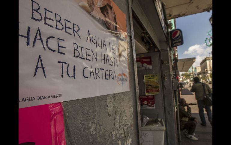 A un año del alza del impuesto, el consumo de estas bebidas disminuyó un seis por ciento, siendo sustituidas por agua embotellada. EL INFORMADOR / ARCHIVO