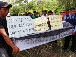 Además, pobladores de Santa María de Ostula entregan a la CNDH videos y fotografías del enfrentamiento. AFP / E. Castro