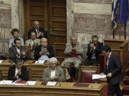 Pese a las deserciones registradas en el partido de Alexis Tsipras, el parlamento continúa con las reformas para su rescate. EFE / Y. Kolesidis