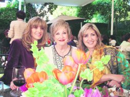 Bellas. Cuquis Castellanos con sus hijas Lorena y Marisa.  /