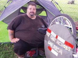 Newport Bicycle equipará a Hites con una nueva bicicleta que pueda soportar su peso. AP / M. Pobzeznik /The Daily News