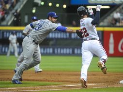Adrián González echa fuera a Nick Markakis. A la ofensiva, el poder del primera base no explotó. AP / J. Amis