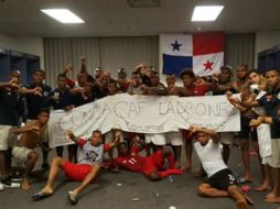Los jugadores crearon una manta con toallas de baño y escribieron 'Concacaf ladrones, corruptos'. TWITTER / @Seleccion_Pan