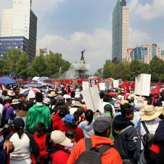 Marcha de antorchistas ocasiona cierres en Reforma