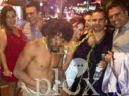 Todos los que aparecieron en la foto explicaron que el indigente ya traía la soga al cuello y se acercó a ellos. ESPECIAL / Plexmx.com