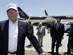 El candidato republicano a la Casa Blanca visita la frontera entre EU y México. AP / L. Otero