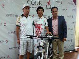 El director general del Code Jalisco, André Marx (d), hace entrega de los reconocimientos al joven pedalista. TWITTER / @CODEJALISCO