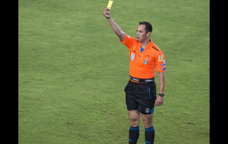 Luis Enrique Santander dirigirá el cotejo entre Puebla y América el domingo en el cierre de la fecha uno. MEXSPORT / ARCHIVO