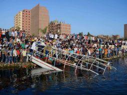 El accidente se produjo anoche frente a las costas del barrio de Al Warraq, situado en la ribera este del río Nilo. AFP /