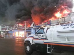 Los tragahumos continúan con las labores para poder controlar el fuego. ESPECIAL / Protección Civil