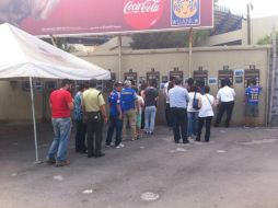 Las filas para comprar boletos en el estadio universitario de Tigres ya comenzaron.  /