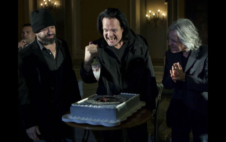 La agrupación de rock festeja con mañanitas y pastel en el Metropólitan. SUN / G. Espinosa