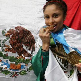 Paola Longoria dedica medallas de oro a mexicanos