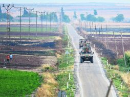 Un tanque turco patrulla a lo largo de la frontera con Siria cerca de la localidad de Kilis, Sureste de Turquía. EFE /
