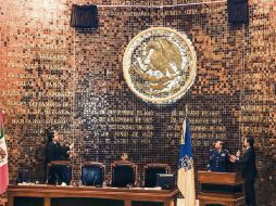 El gobernador acudió al Congreso a develar las letras doradas en honor a los hombres y mujeres que laboran en la Fuerza Aérea Mexicana. EL INFORMADOR / A. García