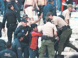 Clásico Tapatío. Los últimos encuentros entre las Chivas y el Atlas han registrado enfrentamientos y disturbios entre barristas. EL INFORMADOR /