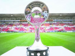 Por el trofeo. La copa que se llevará el ganador del Ascenso MX. MEXSPORT /