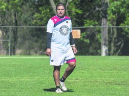 De estreno. Daniel Guzmán, DT de Leones Negros, destaca como clave la adaptación. ESPECIAL / UDEG