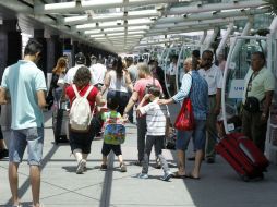 Si menores de edad viajan con un adulto, deberán contar con la carta de autorización debidamente notariada por parte de los padres. EL INFORMADOR / ARCHIVO