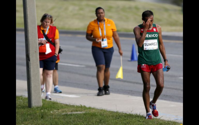 Suárez, notoriamente fatigado y triste por no haber podido terminar el maratón que tuvo lugar a orillas del Lago Ontario. AP / J. Cortez