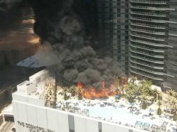 La nube densa de humo fue visible para las personas que caminaban por The Strip de Las Vegas. AP / C. Cyr