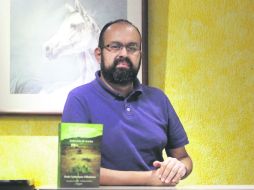 Pedro Valderrama Villanueva detalla que la recolección de la revista en físico les ha tomado ya 15 años. EL INFORMADOR / E. Barrera