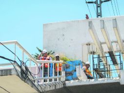 EN PEDAZOS. Ayer comenzó el retiro del puente peatonal ubicado en el cruce de las avenidas Ávila Camacho y Patria. EL INFORMADOR / F. Atilano