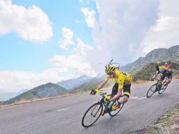 El británico s Chris Froome, con el jersey amarillo de líder, y el español Alejandro Valverde en el Croix de Fer en el Tour de Francia. AP / C. Ena