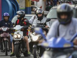 El casco puede prevenir hasta en 40 por ciento lesiones letales al momento de un accidente. EL INFORMADOR / ARCHIVO