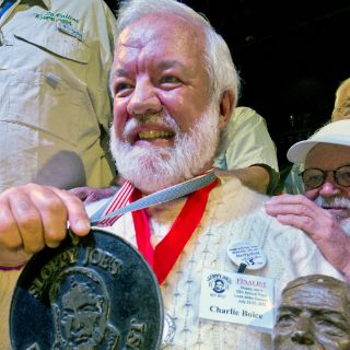 Hombre de Florida gana concurso del 'gemelo' de Hemingway