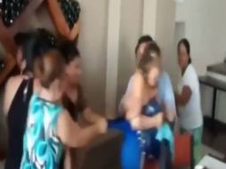 La consejera del INE fue agredida por un grupo de mujeres que le tiraron huevos. YOUTUBE / Tuyomio INC.