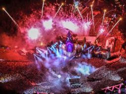 Los hermanos Dimitri y Michael Thivaios, pudieron ofrecer a su público un espectáculo colorido lleno de fuegos artificiales. TWITTER / @dimitrivegas