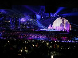 Los atletas y medallistas presenciaban de pie el espectáculo de la clausura. EFE / J. Méndez