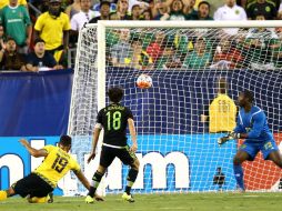 Andrés Guardado coloca en el ángulo el balón para abrir el marcador del juego de anoche frente a Jamaica en el Lincoln Financial Field. AFP / P. Smith