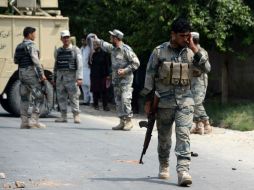 Soldados inspeccionan el lugar de una explosión de una bomba. Los talibanes han suavizado sus reivindicaciones. AFP / N. Shirzada
