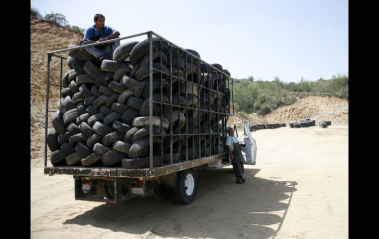El costo de transportar las llantas a una planta tratadora se calcula en 10 millones de pesos. NTX / ARCHIVO