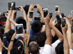 Según estudios, las personas dedican por lo menos siete horas diarias al uso del celular, que incluye servicios de mensajería. AP / ARCHIVO