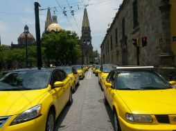 Los taxis bloquean avenidas como Juárez e Hidalgo, lo que ha provocado el colapso del tráfico vehicular en el Centro. EL INFORMADOR / ‏I. Murakami