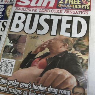 Muestran imágenes de lord británico fumando y con prostitutas