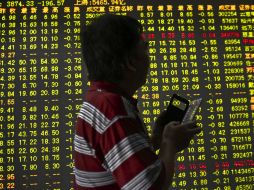 El parqué de Shanghái superó el martes pasado el umbral simbólico de los cuatro mil puntos. AP /