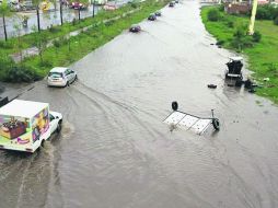 EL NIÑO. Una de las inundaciones registradas por la lluvia de ayer en Tlajomulco. ESPECIAL / @Trafico_ZMG