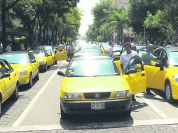 Bloqueo. Los taxistas estacionaron sus autos en pleno Centro tapatío durante varias horas. EL INFORMADOR / A. Hinojosa